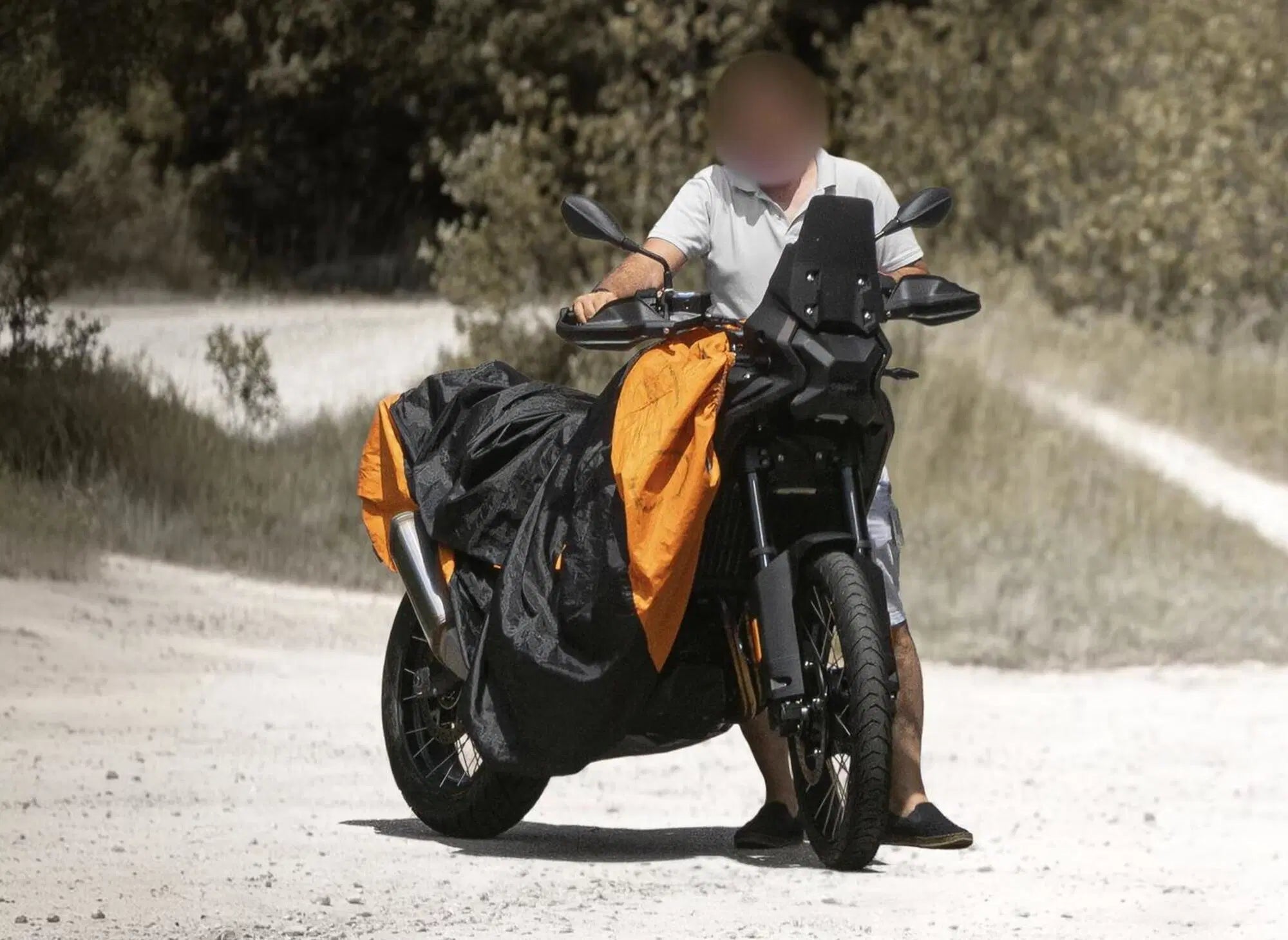 Prototipo BMW di media cilindrata camuffato durante i collaudi su strada bianca, vista frontale