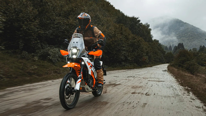 KTM 390 Adventure 2027: control de crucero en la R, TFT en la X y 790 Adventure negra, qué cambia realmente