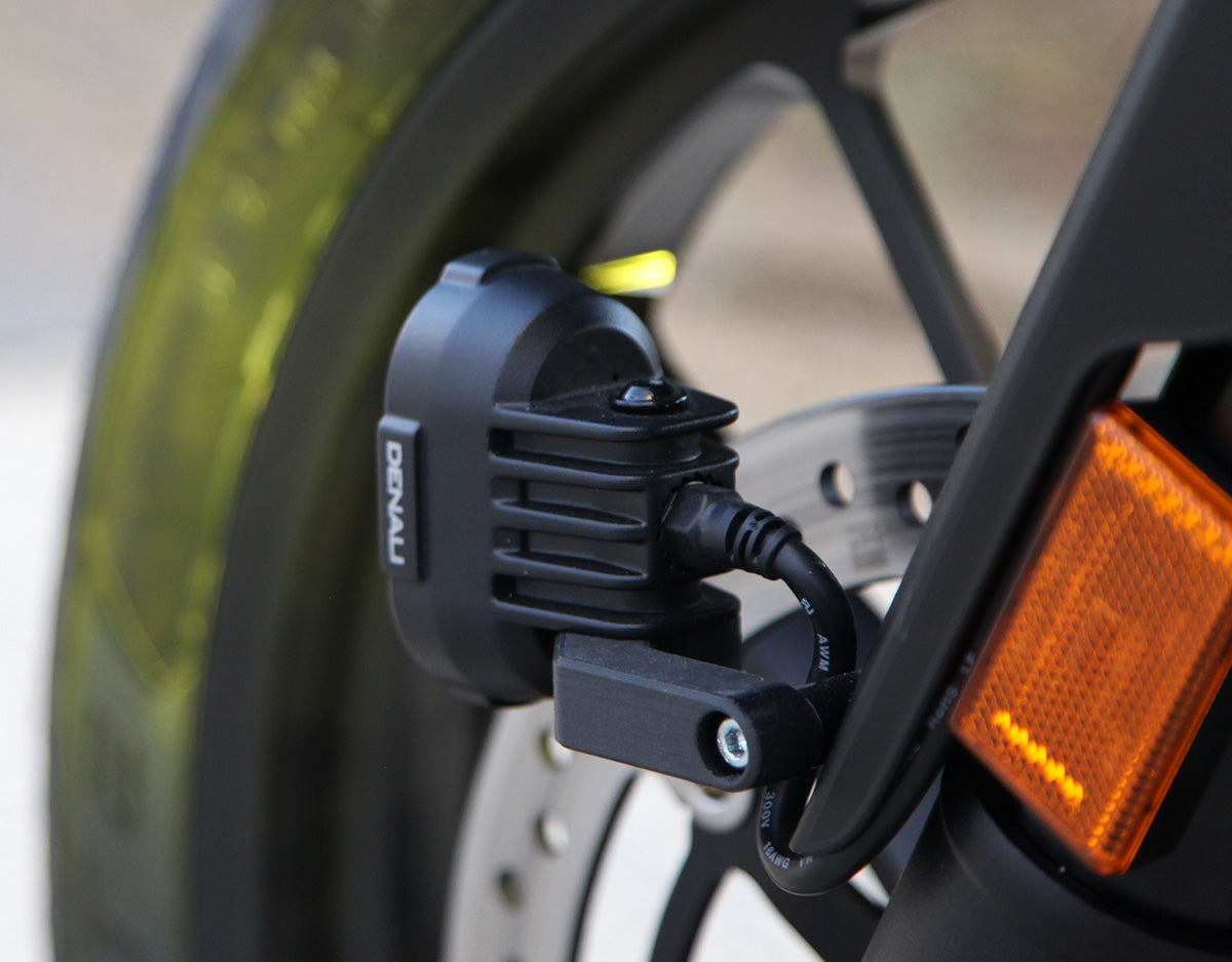 Profilo basso del supporto da parafango DENALI montato sulla moto