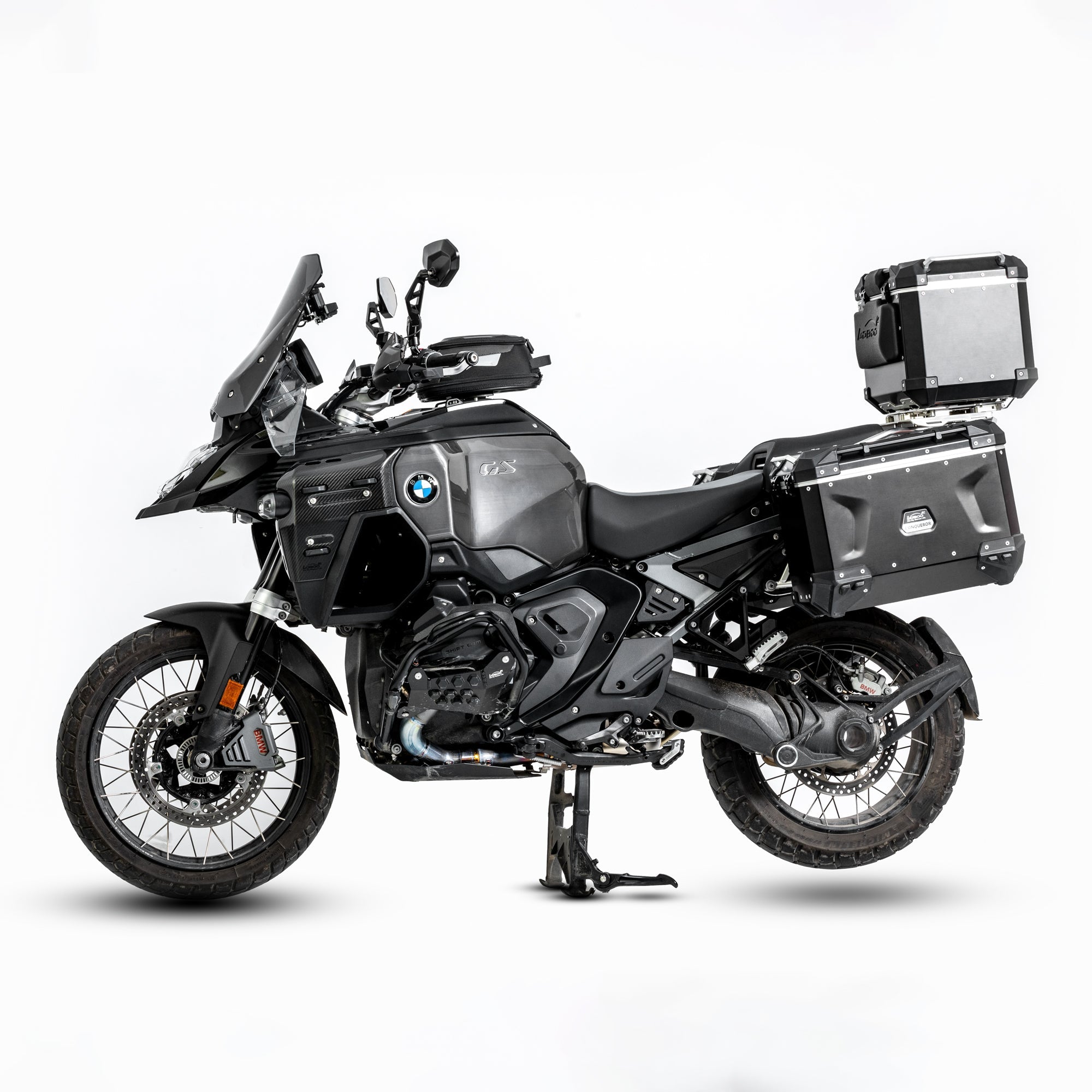 BMW R 1300 GS Adventure con cover in carbonio e bagaglio completo, vista laterale sinistra