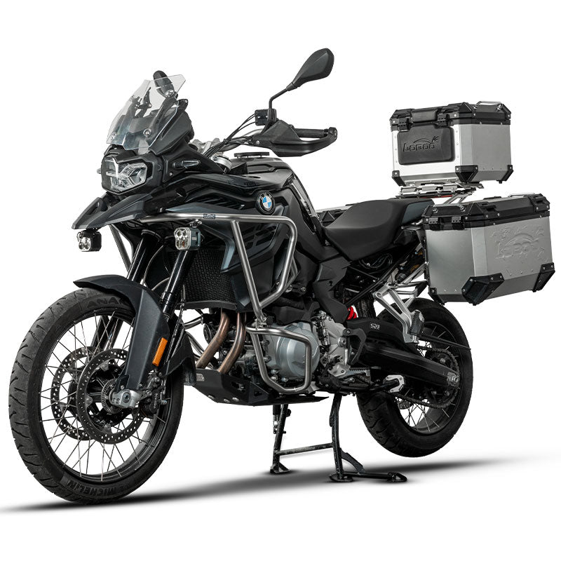 BMW F850GS con crash bar LOBOO CHG033 argento e faretti ausiliari, vista tre quarti anteriore