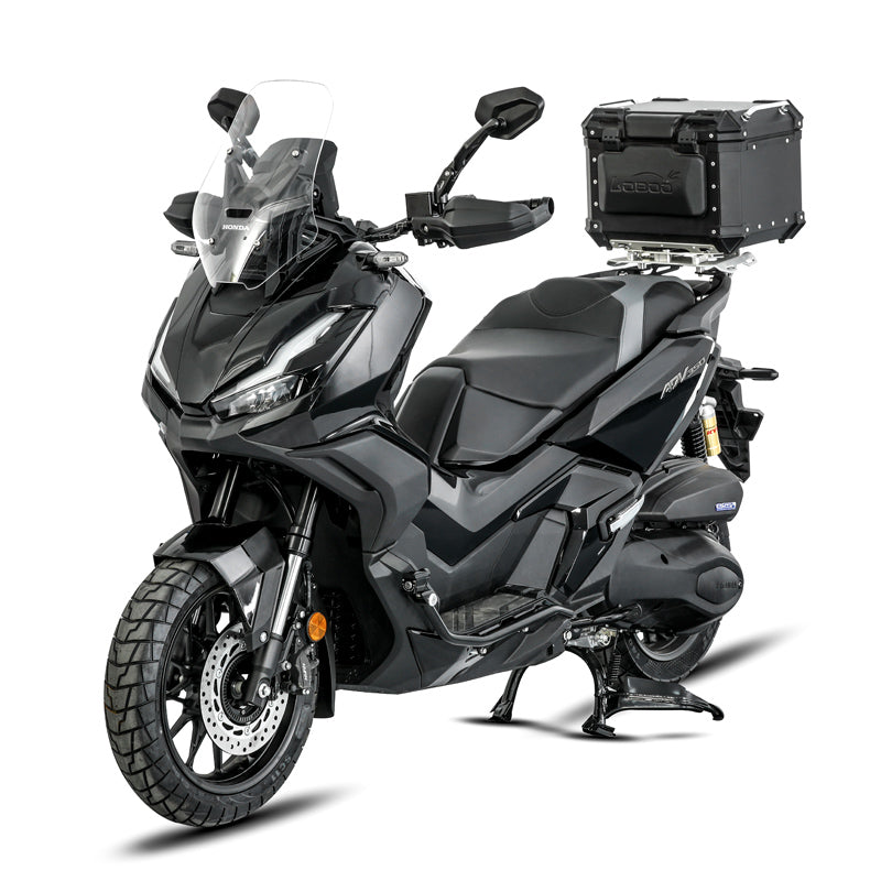 Dettaglio dell'attacco superiore del crash bar LOBOO CHG511 sulla carena della Honda ADV 350