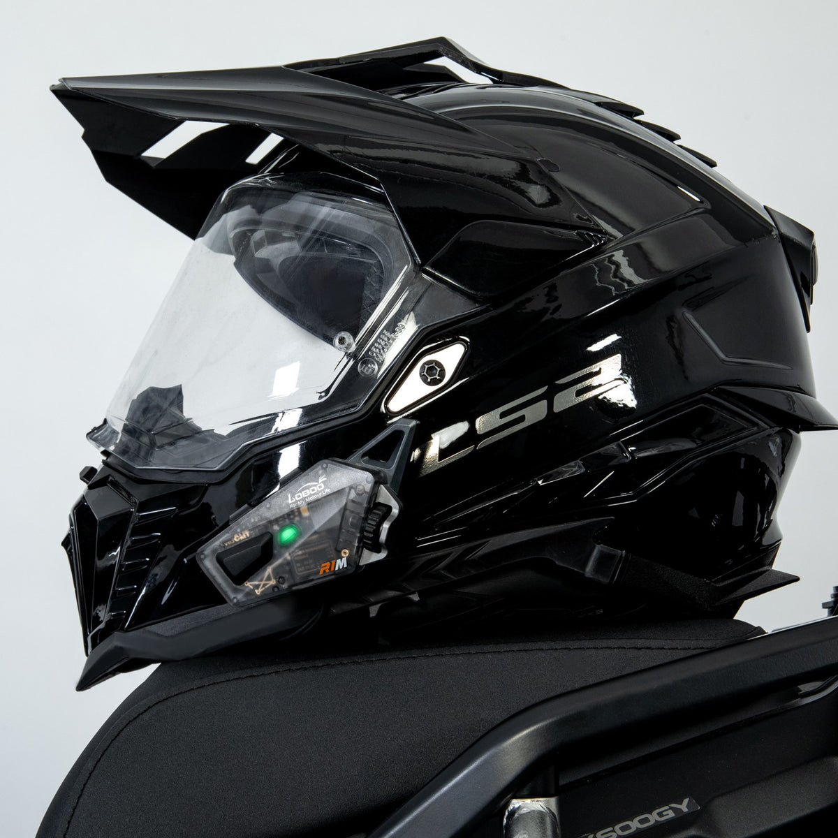 Interfono R1M montato su un casco nero, vista ravvicinata
