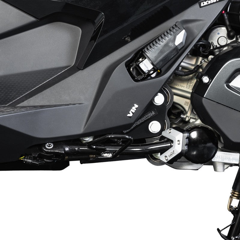 Piastra cavalletto LOBOO CJC092 installata sul cavalletto laterale di una BMW C 400
