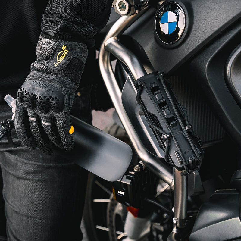 Motociclista con guanti inserisce una borraccia nel portaborraccia LOBOO CSHJ-1 sulla crash bar di una BMW