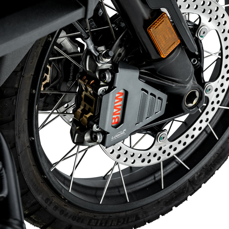 Dettaglio della protezione sulla pinza del freno anteriore della BMW R 1300 GS