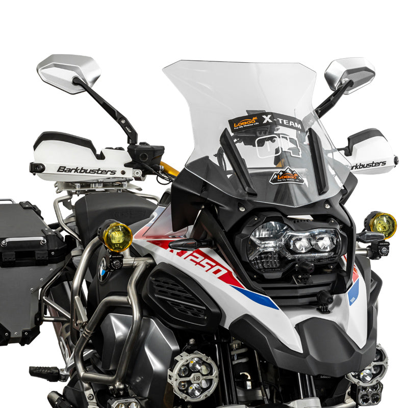 Moto vista di fronte con la coppia di specchietti LOBOO RM02 installata