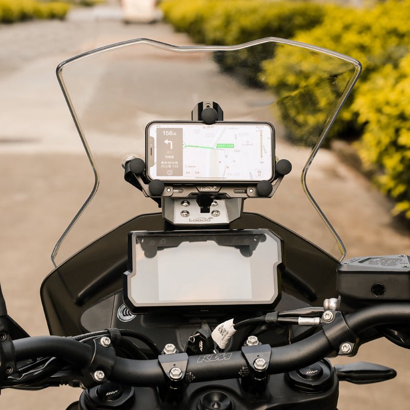 Supporto navigatore CDZ221 montato su KTM Adventure davanti al cruscotto, con lo smartphone agganciato all'asta