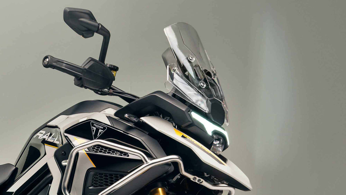 Teaser ufficiale della nuova Triumph Tiger 1200 2027 con il frontale ridisegnato