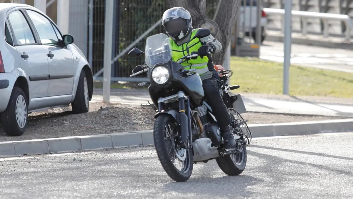 Royal Enfield Himalayan 750 rossa vista di profilo sinistro, con ruote a raggi e doppio disco anteriore