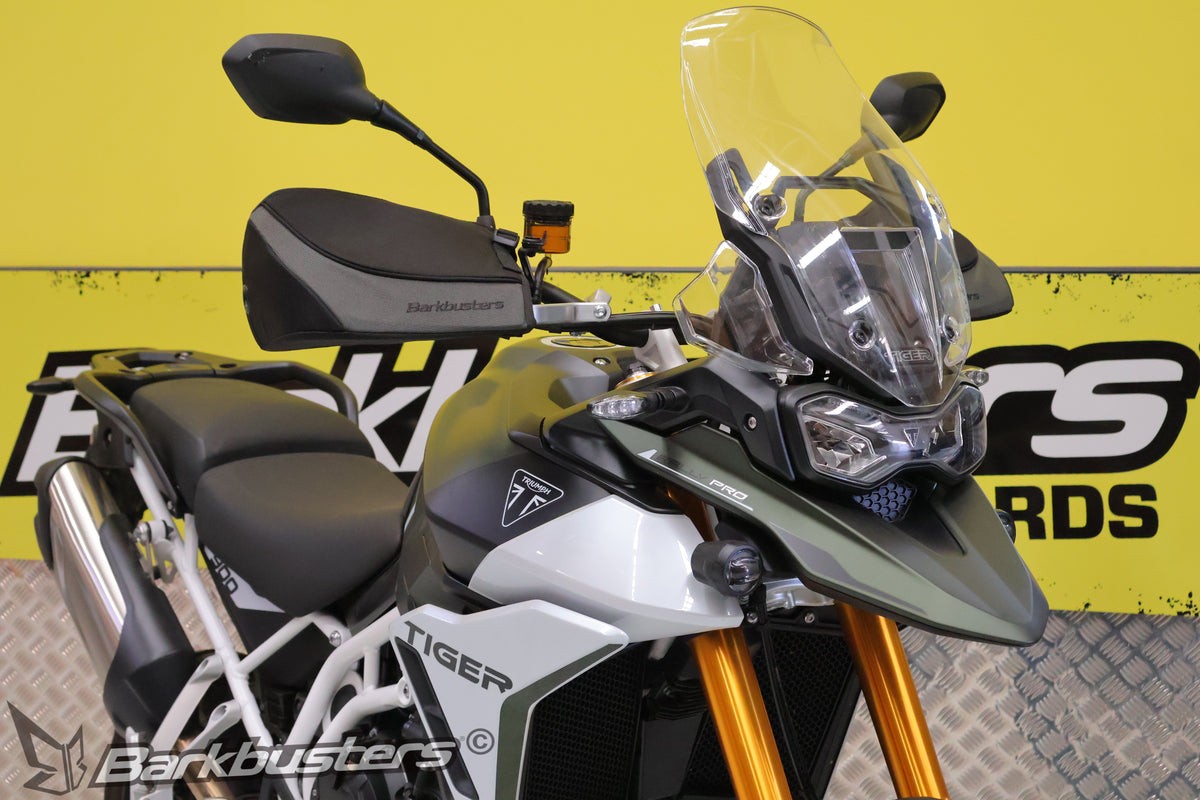 Triumph Tiger 900 Rally Pro attuale, vista frontale con paramani Barkbusters, parabrezza e faro anteriore