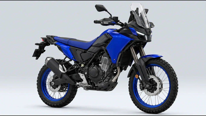 Ricostruzione grafica non ufficiale di una possibile Yamaha Ténéré 450 monocilindrica blu e nera, vista di tre quarti anteriore