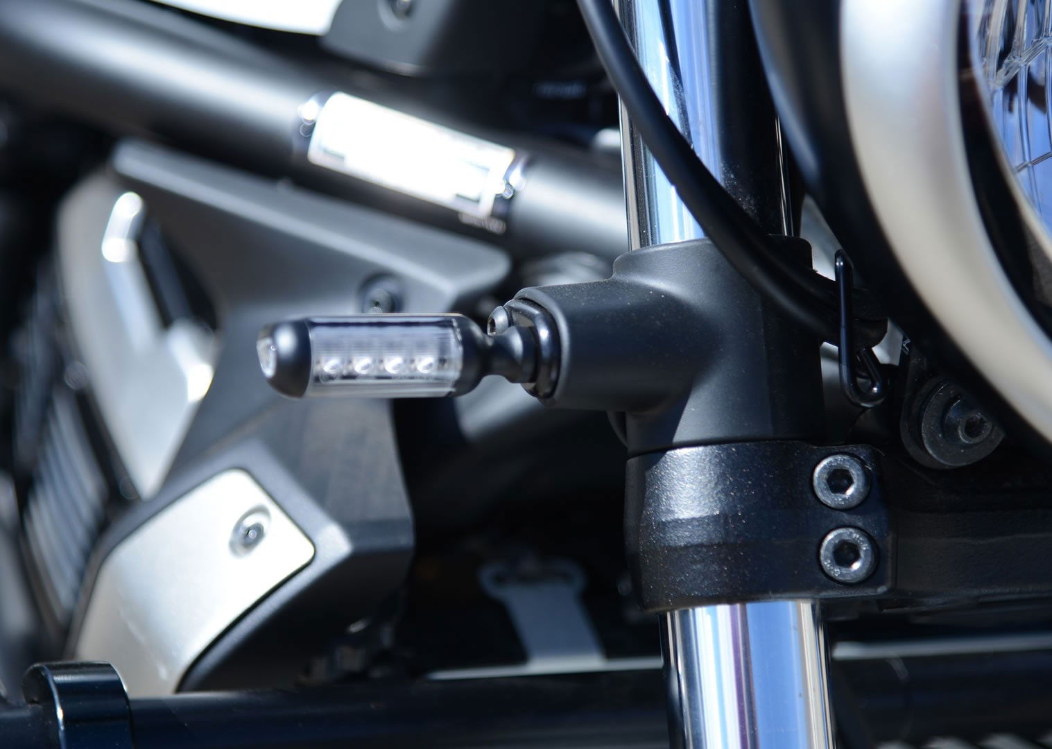 Adattatori per minifrecce anteriori per Kawasaki VULCAN S '15- / Vulcan Cafè '18- - alluminio (minifrecce non incluse)