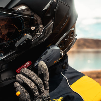 Auricolare montato sul lato del casco, dettaglio ravvicinato