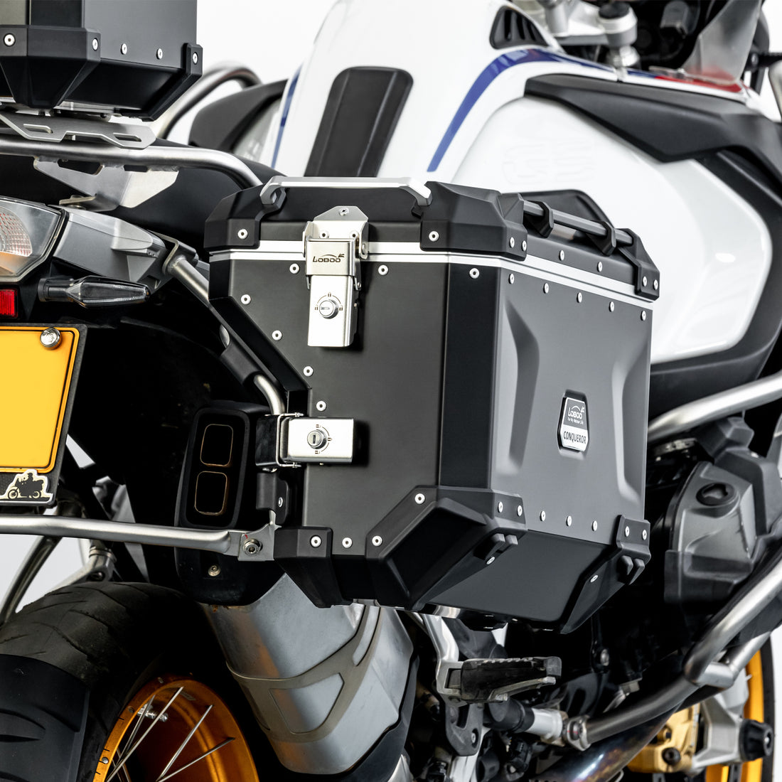 Dettaglio del bauletto C40T montato sulla piastra top case