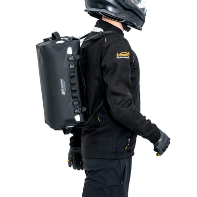 Borsa ALPS portata a zaino sulle spalle di un motociclista in tuta