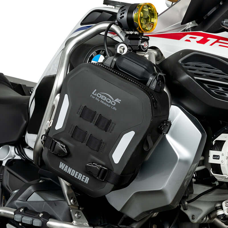 Coppia di borse gonfiabili LOBOO BHGB05T montate su entrambi i lati di una BMW R 1250 GS Adventure