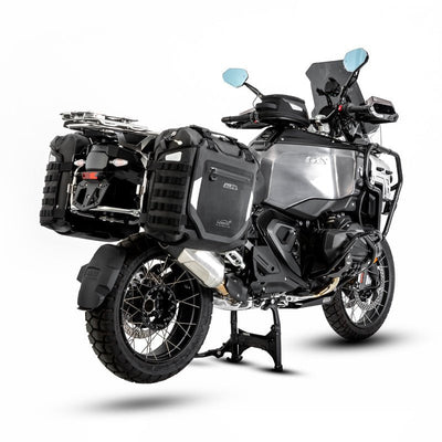 BMW R 1300 GS Adventure con coppia di borse LOBOO Alps, vista tre quarti posteriore