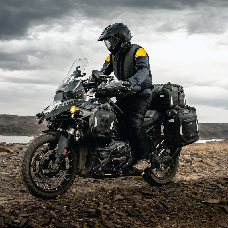BMW R 1300 GS con borse LOBOO Alps e borsone posteriore su terreno sconnesso