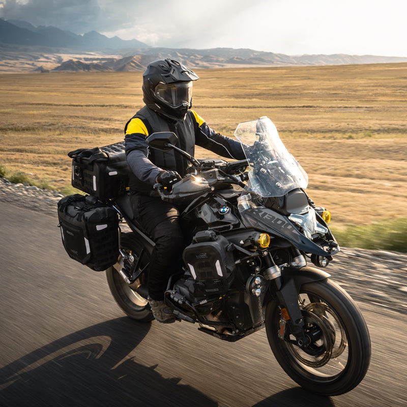 BMW R 1300 GS con valigie laterali LOBOO Alps in viaggio su strada aperta