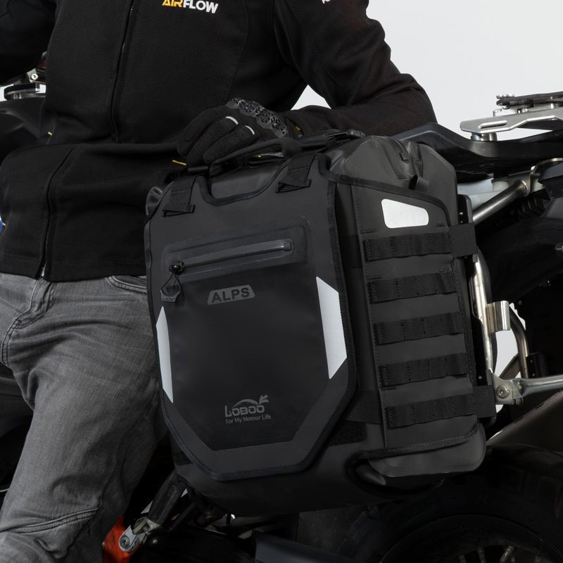 Dettaglio della borsa LOBOO Alps montata sul telaio, pannello MOLLE e inserti riflettenti