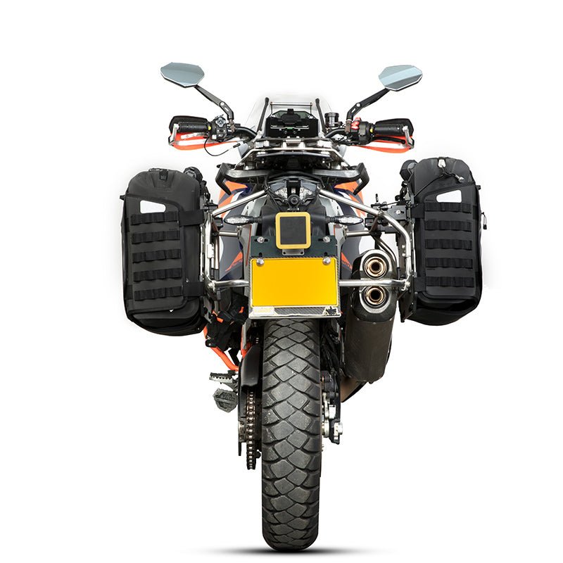 KTM 1290 Super Adventure con coppia di borse LOBOO Alps, vista posteriore