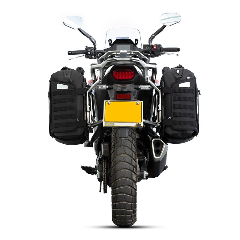 Moto adventure con coppia di valigie laterali LOBOO Alps, vista posteriore centrata