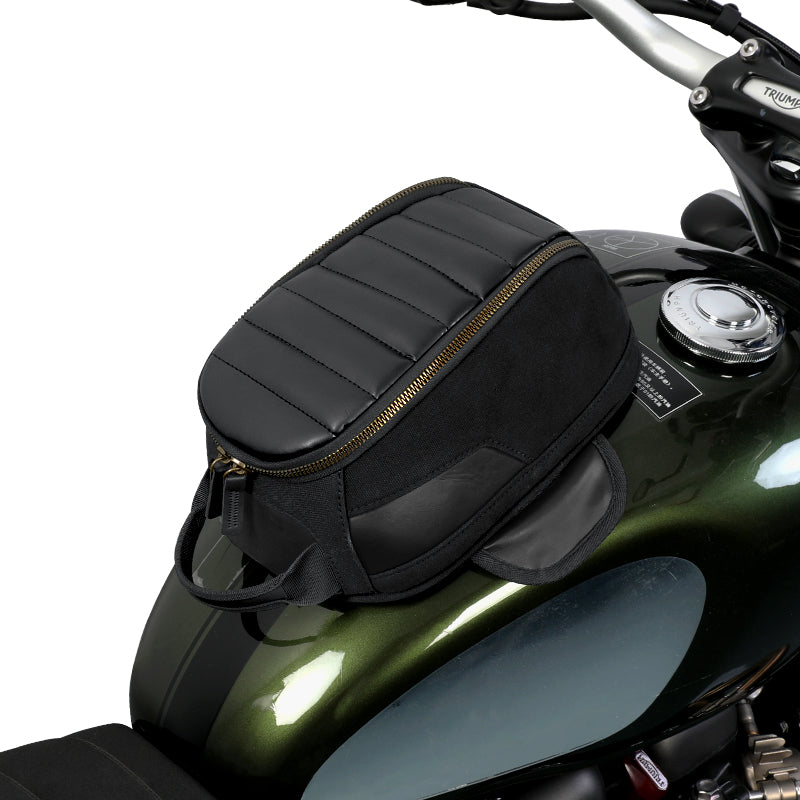 Borsa serbatoio LOBOO BTB06 montata su serbatoio Triumph, vista dal pilota