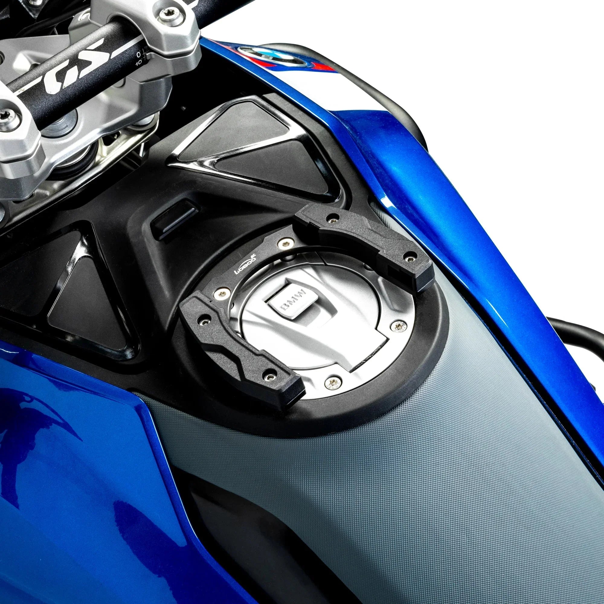 Flangia LOBOO avvitata sulla corona del tappo di una BMW GS, senza borsa