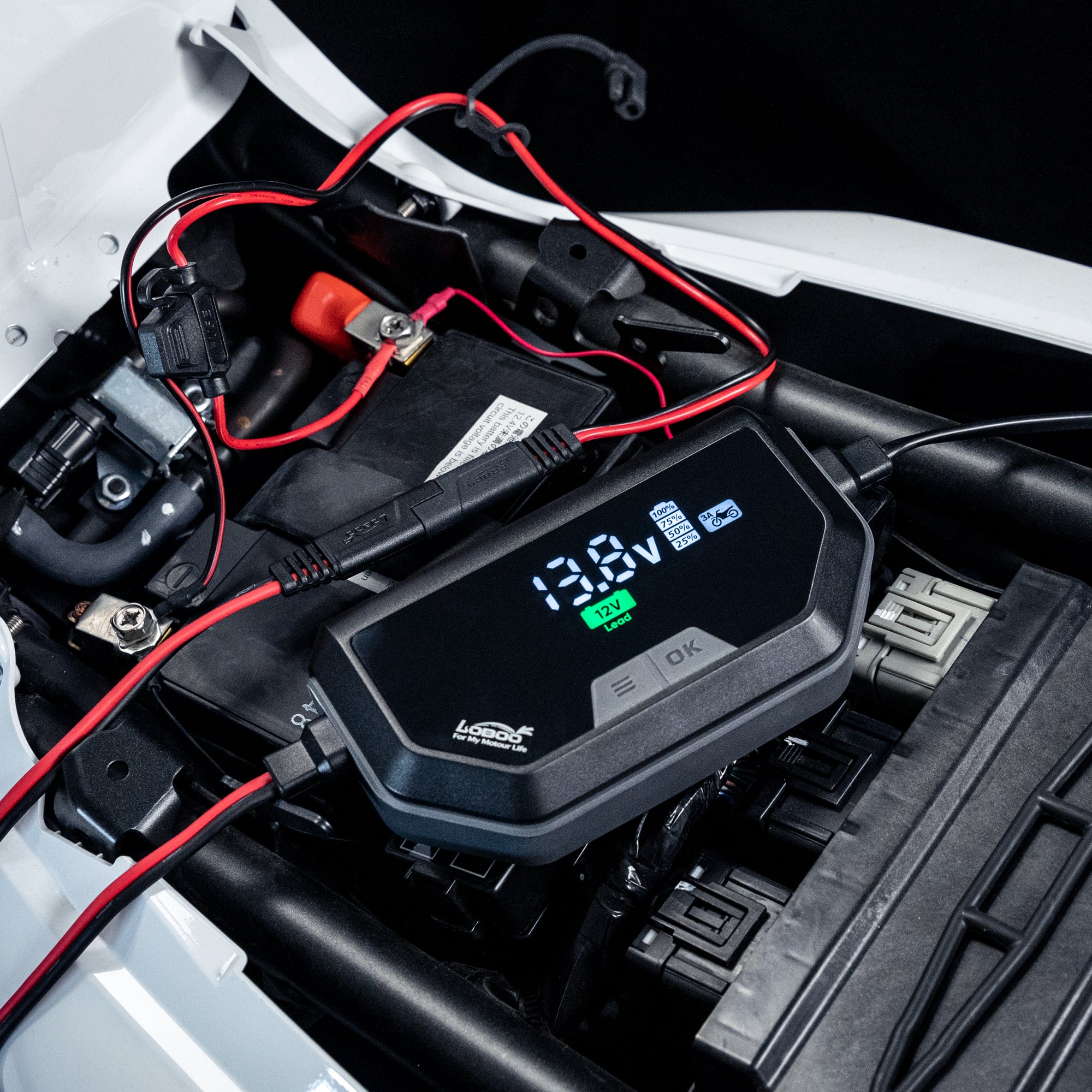 Caricabatterie C60 collegato alla batteria di una moto, alloggiato sotto la sella