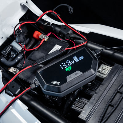Caricabatterie C60 collegato alla batteria di una moto, alloggiato sotto la sella