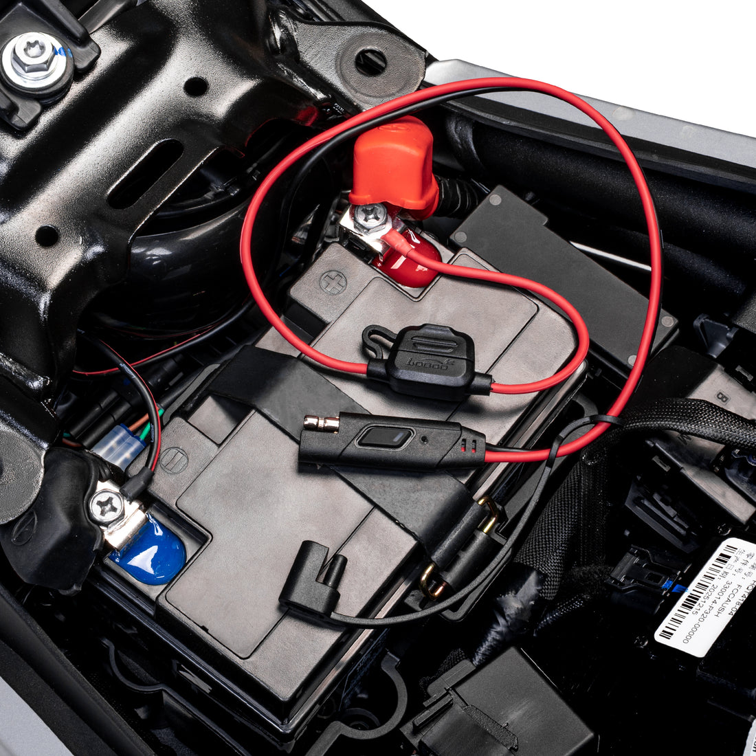 Cavo SAE montato sulla batteria della moto, con il portafusibile in linea in evidenza
