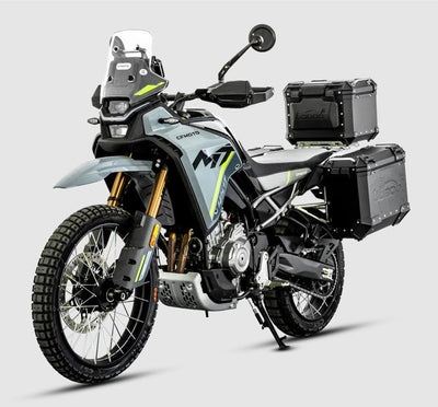 CFMOTO 450MT di tre quarti anteriore con valigie e bauletto LOBOO PIKE TRACKER neri