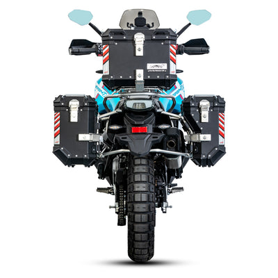 CFMOTO 800MT-X vista da dietro con valigie laterali e bauletto LOBOO PIKE TRACKER neri