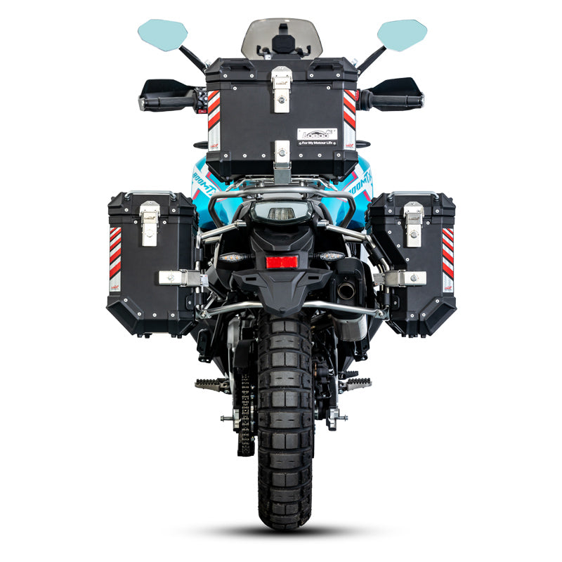 CFMOTO 800MT-X vista da dietro con valigie laterali e bauletto LOBOO PIKE TRACKER neri