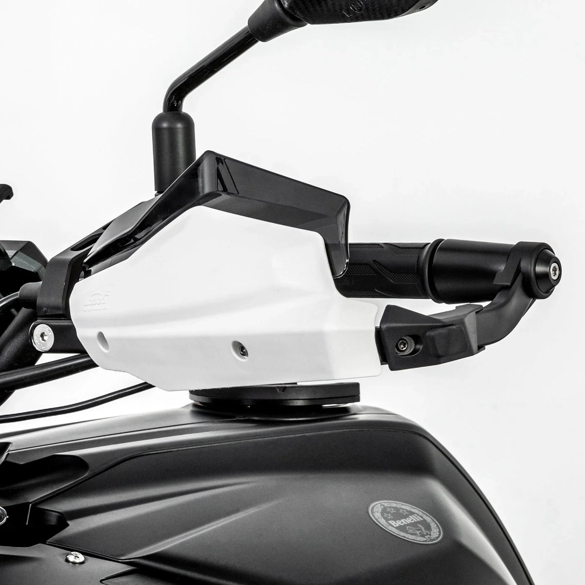 Paramani LOBOO CHS683 con scudo bianco montati sulla Benelli TRK 552X