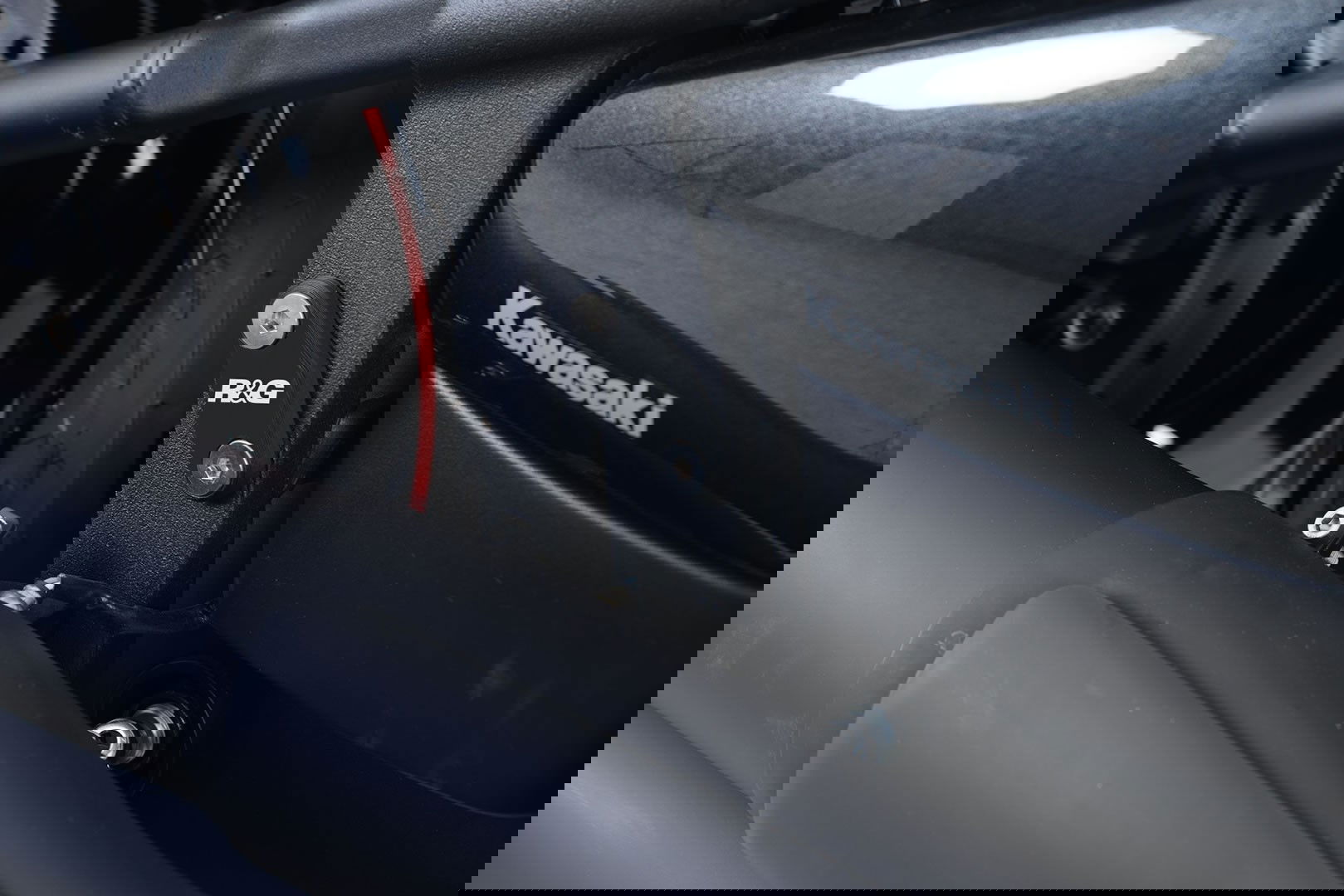 Placchette copri fori poggiapiedi posteriori (paio), Kawasaki Vulcan VN 900 Custom 2007- / Classic '06- / Classic LT '11-