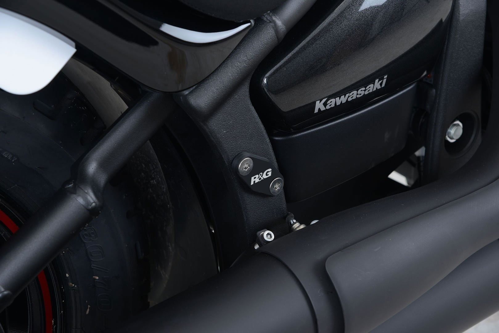 Placchette copri fori poggiapiedi posteriori (paio), Kawasaki Vulcan VN 900 Custom 2007- / Classic '06- / Classic LT '11-