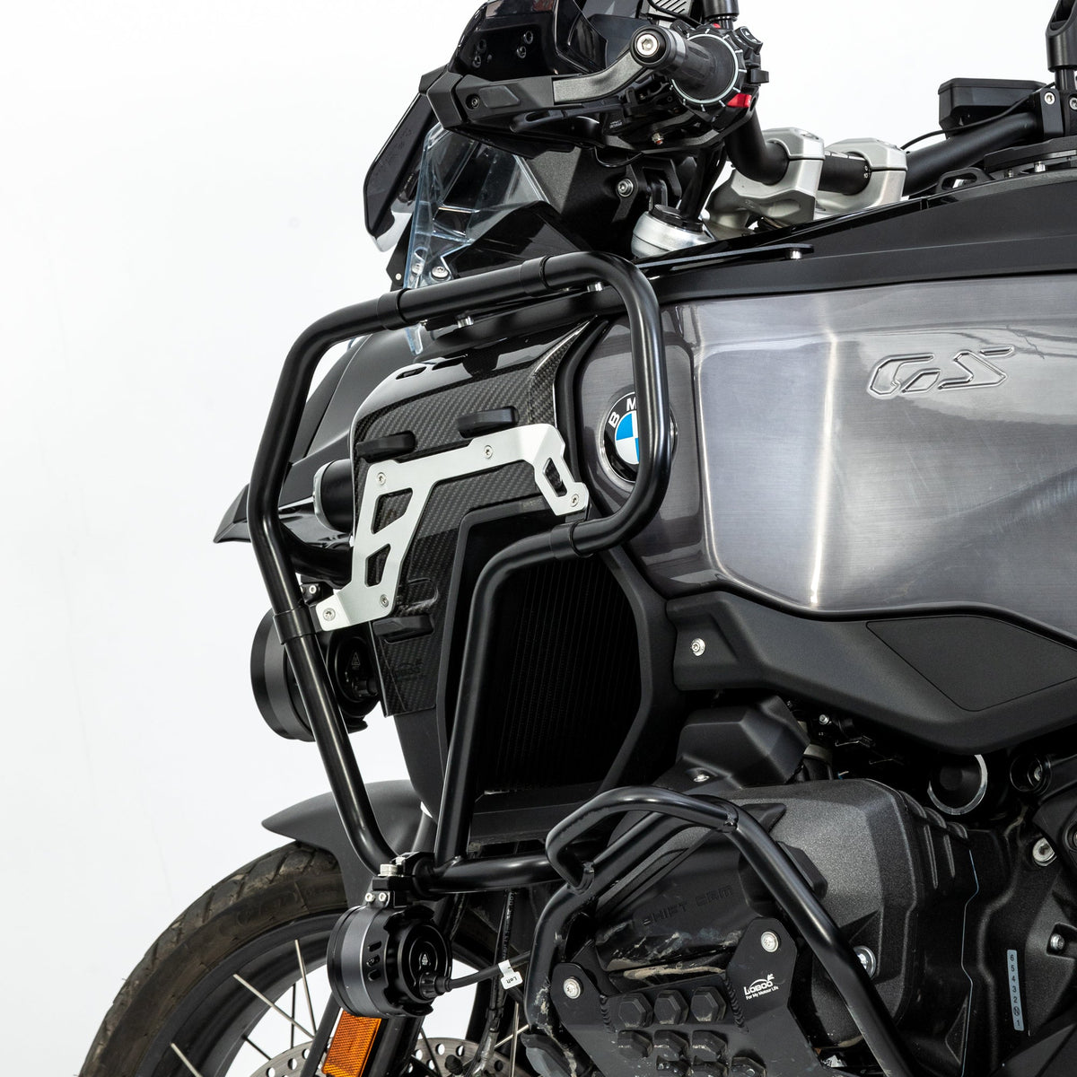 Dettaglio della staffa di aggancio montata sulla cover in carbonio della R 1300 GS Adventure