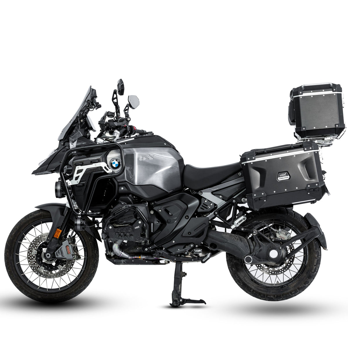 BMW R 1300 GS Adventure allestita per il viaggio con la cover in carbonio montata
