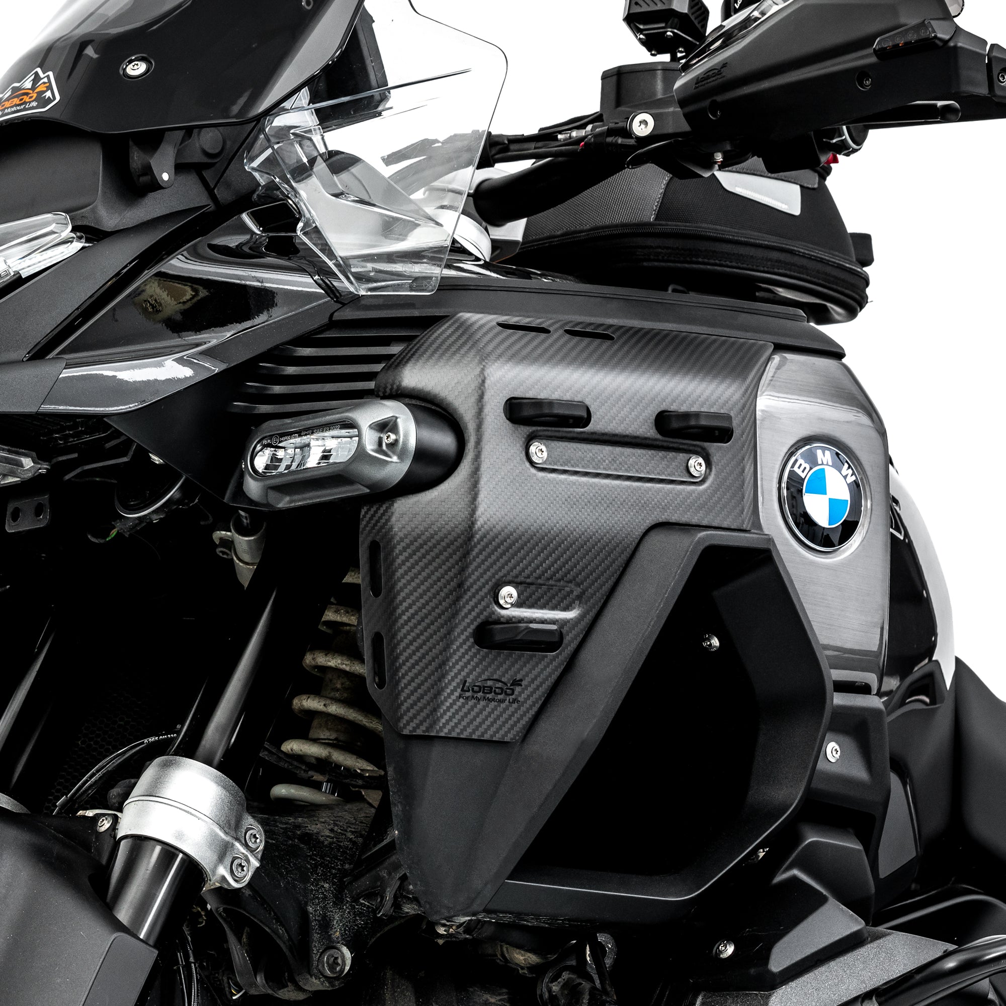 Cover radiatore in carbonio sulla BMW R 1300 GS Adventure, dettaglio della trama a vista