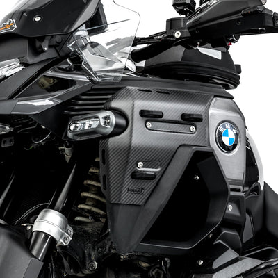 Cover radiatore in carbonio sulla BMW R 1300 GS Adventure, dettaglio della trama a vista