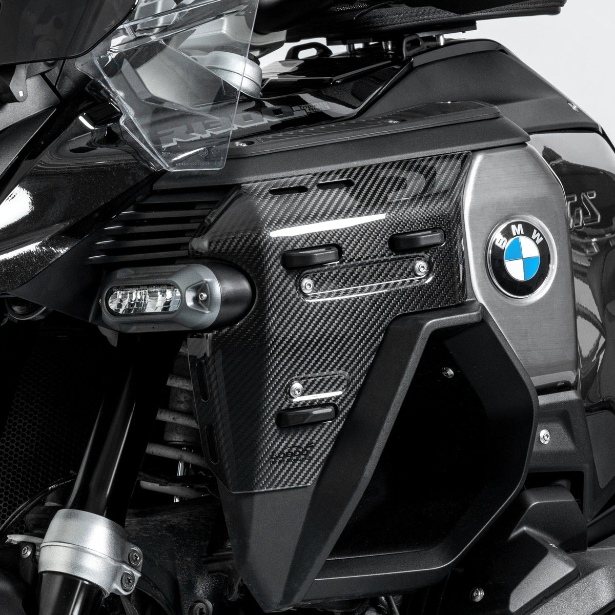 Avantreno della BMW R 1300 GS Adventure con la cover in carbonio nella versione solo cover