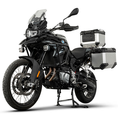 BMW F850GS con crash bar LOBOO CHG033 nero e valigie in alluminio, vista tre quarti anteriore sinistra