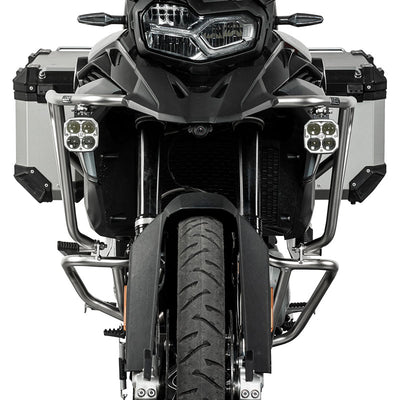 Vista frontale della BMW F850GS con crash bar LOBOO CHG033 argento e faretti ausiliari