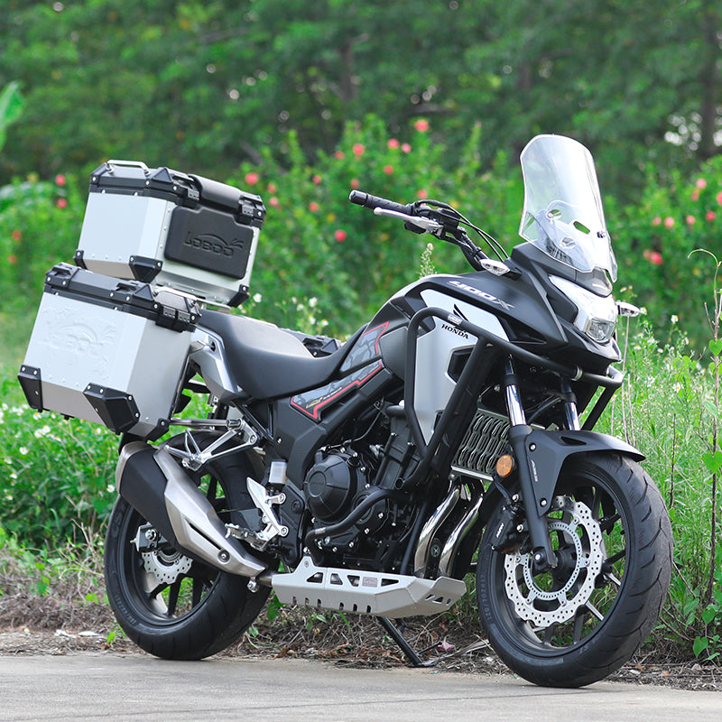 Honda CB400X con crash bar LOBOO CHG281 montato, vista di tre quarti posteriore sinistra