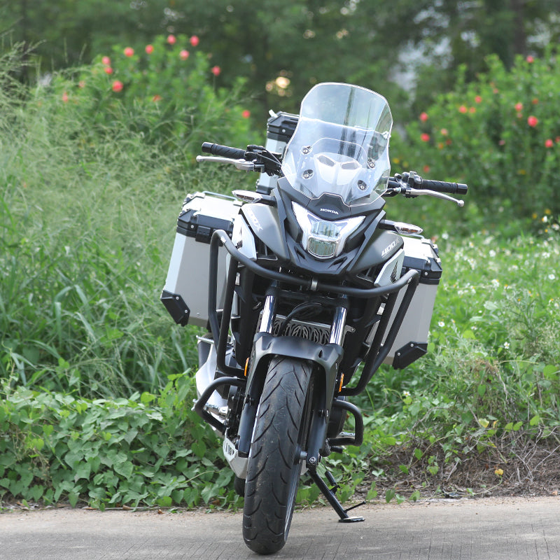 Honda CB400X con crash bar LOBOO CHG281 montato, vista frontale su sterrato