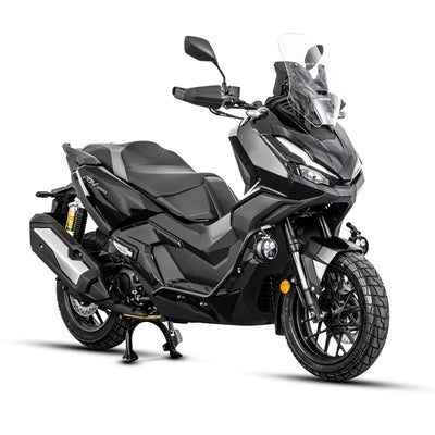 Honda ADV 350 con crash bar LOBOO CHG511 e faretti, vista tre quarti anteriore destra