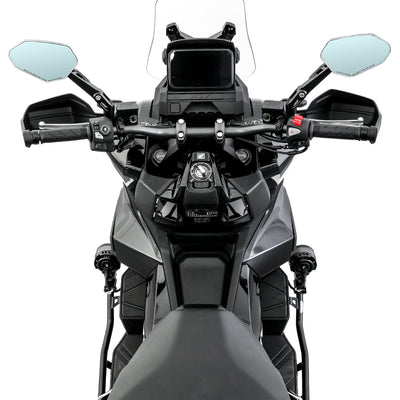 Vista dalla sella della Honda ADV 350 con crash bar LOBOO CHG511 montato