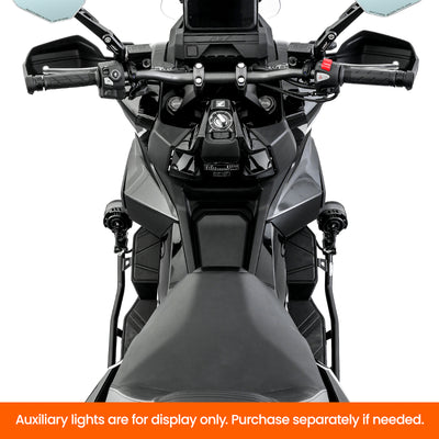 Vista dalla sella della Honda ADV 350 con crash bar LOBOO CHG511 e faretti ausiliari